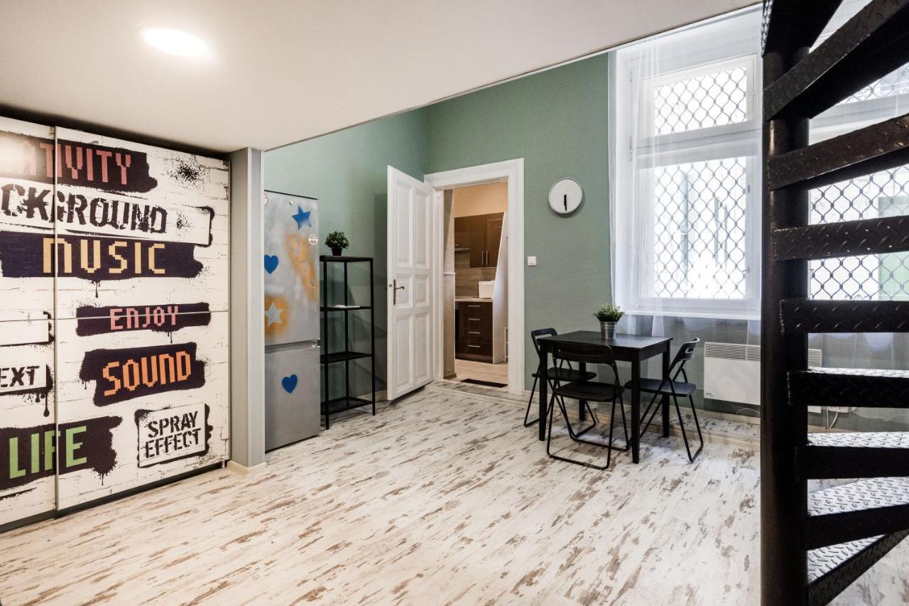 Hungarian Rebelian With Ac Apartment บูดาเปสต์ ภายนอก รูปภาพ
